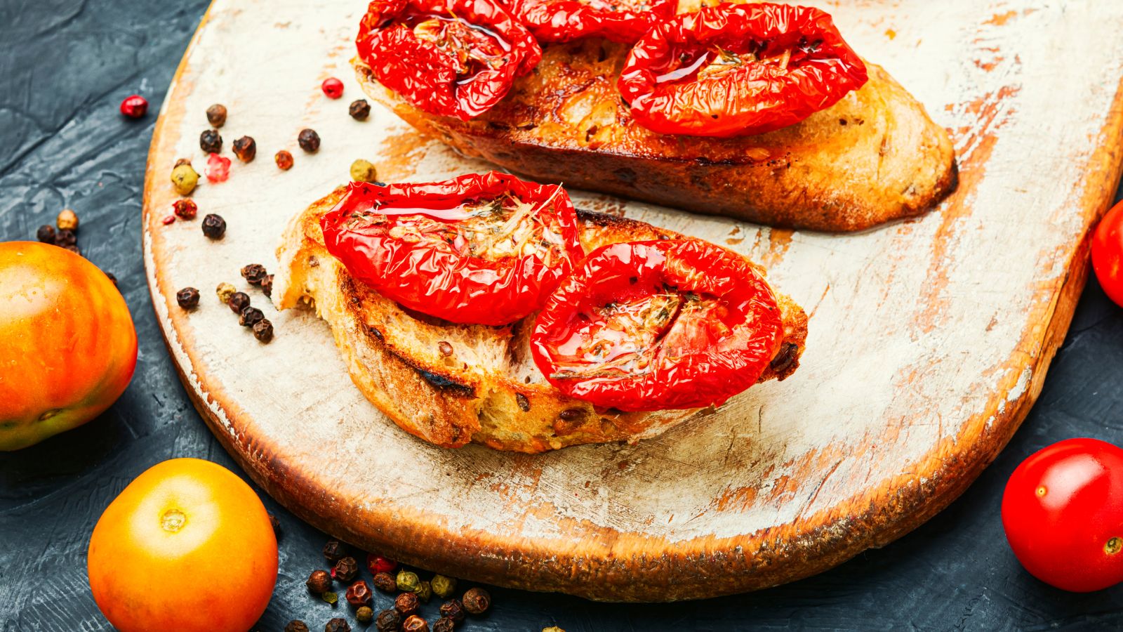 Aromi Autunnali: Bruschette con Pomodori Secchi e Pesto di Noci